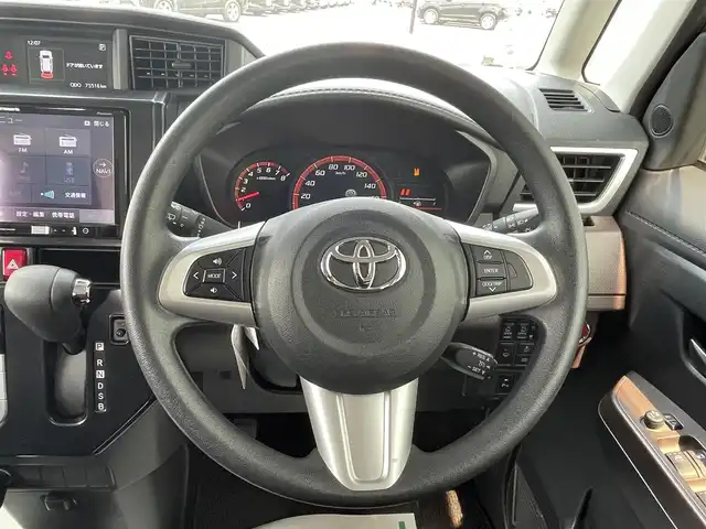 トヨタ ルーミー G 道央・札幌 2019(平31)年 7.6万km パールホワイトⅢ 4WD/社外メモリナビ/FM/AM/CD/DVD/BT/フルセグTV/プリクラッシュセーフティ/クルーズコントロール/クリアランスソナー/オートハイビーム/ワイパーデアイサー/ステアリングスイッチ/バックカメラ/両側パワースライドドア/純正エンジンスターター/ETC/スマートキー/プッシュスタート/冬タイヤAW付積込/165/65R14 2018年3mm