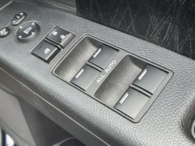ホンダ オデッセイ アブソルート EX 長野県 2015(平27)年 11.1万km プレミアムヴィーナスブラックP (株)IDOMが運営する【じしゃロン長野店】の自社ローン専用車両になります。こちらは現金またはオートローンご利用時の価格です。自社ローンご希望の方は別途その旨お申付け下さい/純正ナビ/Bluetooth/バックカメラ/ETC/フルセグテレビ/純正フリップダウンモニター/HDMI/パドルシフト/クルーズコントロール/両側パワースライド/純正フロアマット/純正アルミホイール/LEDヘッドライト/オートライト