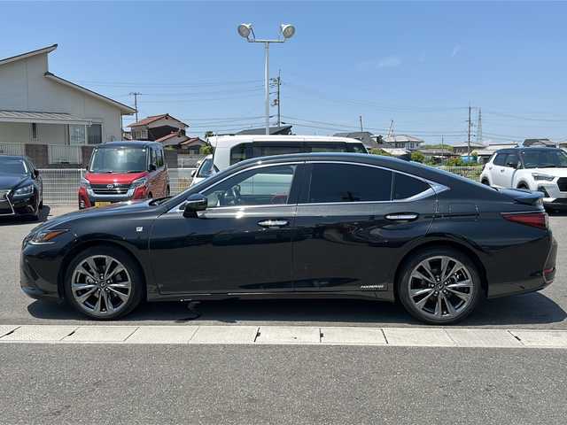 レクサス ＥＳ 300h Fスポーツ 香川県 2019(平31)年 6万km グラファイトブラックガラスフレーク サンルーフ/レーダークルーズコントロール/プリクラッシュセーフティ/前後コーナーセンサー/BSM/LTA/純正ナビ/・Bluetooth/・フルセグTV/・バックカメラ/・CD/DVD/メモリーシート/パワーシート（D席＋N席）/シートヒーター（D席＋N席）/エアシート（D席＋N席）/ステアリングヒーター/リアサンシート/純正フロアマット/三眼LEDヘッドライト/ETC２．０/デジタルルームミラー/シフトレンジ付き/UVカットガラス/EVモード/カードキー付き/保証書/取扱説明書