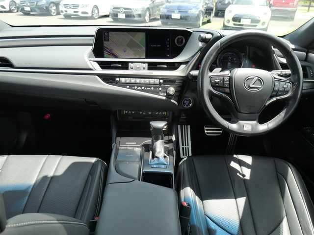 レクサス ＥＳ 300h Fスポーツ 千葉県 2020(令2)年 5.5万km グラファイトブラックガラスフレーク Lexus Safety System+/・プリクラッシュセーフティ/・レーンディパーチャーアラート/・オートハイビーム/・レーダークルーズコントロール/・ブラインドスポットモニター/ヘッドアップディスプレイ/ムーンルーフ/パワートランクリッド/ブラックレザーシート/前席パワーシート/エアシート/シートヒーター/純正SDナビ/地デジTV/【DVD/CD再生機能　Bluetooth接続】/パノラミックビューモニター/リバース連動ドアミラー（左/右）/革巻きステアリング/ステアリングスイッチ/パドルシフト/ETC（2.0）/LEDヘッドライト/フォグライト/ウインカーミラー/クリアランスソナー/純正19インチアルミホイル/サイド/カーテンエアバッグ/スマートキー