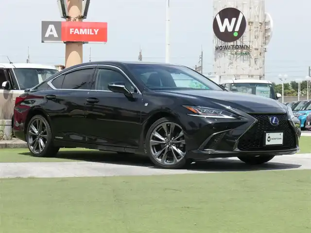 レクサス ＥＳ 300h Fスポーツ 千葉県 2020(令2)年 5.5万km グラファイトブラックガラスフレーク Lexus Safety System+/・プリクラッシュセーフティ/・レーンディパーチャーアラート/・オートハイビーム/・レーダークルーズコントロール/・ブラインドスポットモニター/ヘッドアップディスプレイ/ムーンルーフ/パワートランクリッド/ブラックレザーシート/前席パワーシート/エアシート/シートヒーター/純正SDナビ/地デジTV/【DVD/CD再生機能　Bluetooth接続】/パノラミックビューモニター/リバース連動ドアミラー（左/右）/革巻きステアリング/ステアリングスイッチ/パドルシフト/ETC（2.0）/LEDヘッドライト/フォグライト/ウインカーミラー/クリアランスソナー/純正19インチアルミホイル/サイド/カーテンエアバッグ/スマートキー