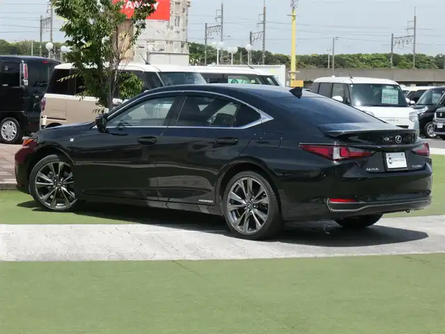 レクサス ＥＳ 300h Fスポーツ 千葉県 2020(令2)年 5.5万km グラファイトブラックガラスフレーク Lexus Safety System+/・プリクラッシュセーフティ/・レーンディパーチャーアラート/・オートハイビーム/・レーダークルーズコントロール/・ブラインドスポットモニター/ヘッドアップディスプレイ/ムーンルーフ/パワートランクリッド/ブラックレザーシート/前席パワーシート/エアシート/シートヒーター/純正SDナビ/地デジTV/【DVD/CD再生機能　Bluetooth接続】/パノラミックビューモニター/リバース連動ドアミラー（左/右）/革巻きステアリング/ステアリングスイッチ/パドルシフト/ETC（2.0）/LEDヘッドライト/フォグライト/ウインカーミラー/クリアランスソナー/純正19インチアルミホイル/サイド/カーテンエアバッグ/スマートキー
