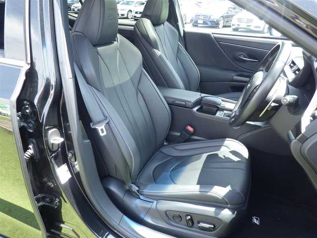 レクサス ＥＳ 300h Fスポーツ 千葉県 2020(令2)年 5.5万km グラファイトブラックガラスフレーク Lexus Safety System+/・プリクラッシュセーフティ/・レーンディパーチャーアラート/・オートハイビーム/・レーダークルーズコントロール/・ブラインドスポットモニター/ヘッドアップディスプレイ/ムーンルーフ/パワートランクリッド/ブラックレザーシート/前席パワーシート/エアシート/シートヒーター/純正SDナビ/地デジTV/【DVD/CD再生機能　Bluetooth接続】/パノラミックビューモニター/リバース連動ドアミラー（左/右）/革巻きステアリング/ステアリングスイッチ/パドルシフト/ETC（2.0）/LEDヘッドライト/フォグライト/ウインカーミラー/クリアランスソナー/純正19インチアルミホイル/サイド/カーテンエアバッグ/スマートキー