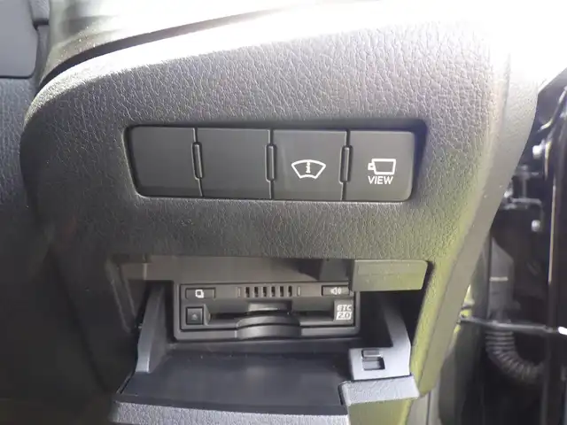 レクサス ＥＳ 300h Fスポーツ 千葉県 2020(令2)年 5.5万km グラファイトブラックガラスフレーク Lexus Safety System+/・プリクラッシュセーフティ/・レーンディパーチャーアラート/・オートハイビーム/・レーダークルーズコントロール/・ブラインドスポットモニター/ヘッドアップディスプレイ/ムーンルーフ/パワートランクリッド/ブラックレザーシート/前席パワーシート/エアシート/シートヒーター/純正SDナビ/地デジTV/【DVD/CD再生機能　Bluetooth接続】/パノラミックビューモニター/リバース連動ドアミラー（左/右）/革巻きステアリング/ステアリングスイッチ/パドルシフト/ETC（2.0）/LEDヘッドライト/フォグライト/ウインカーミラー/クリアランスソナー/純正19インチアルミホイル/サイド/カーテンエアバッグ/スマートキー