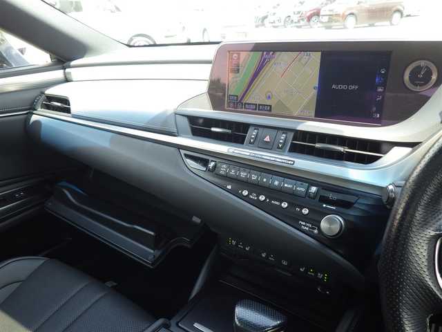 レクサス ＥＳ 300h Fスポーツ 千葉県 2020(令2)年 5.5万km グラファイトブラックガラスフレーク Lexus Safety System+/・プリクラッシュセーフティ/・レーンディパーチャーアラート/・オートハイビーム/・レーダークルーズコントロール/・ブラインドスポットモニター/ヘッドアップディスプレイ/ムーンルーフ/パワートランクリッド/ブラックレザーシート/前席パワーシート/エアシート/シートヒーター/純正SDナビ/地デジTV/【DVD/CD再生機能　Bluetooth接続】/パノラミックビューモニター/リバース連動ドアミラー（左/右）/革巻きステアリング/ステアリングスイッチ/パドルシフト/ETC（2.0）/LEDヘッドライト/フォグライト/ウインカーミラー/クリアランスソナー/純正19インチアルミホイル/サイド/カーテンエアバッグ/スマートキー