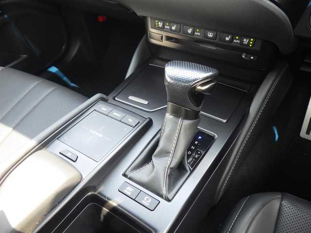 レクサス ＥＳ 300h Fスポーツ 千葉県 2020(令2)年 5.5万km グラファイトブラックガラスフレーク Lexus Safety System+/・プリクラッシュセーフティ/・レーンディパーチャーアラート/・オートハイビーム/・レーダークルーズコントロール/・ブラインドスポットモニター/ヘッドアップディスプレイ/ムーンルーフ/パワートランクリッド/ブラックレザーシート/前席パワーシート/エアシート/シートヒーター/純正SDナビ/地デジTV/【DVD/CD再生機能　Bluetooth接続】/パノラミックビューモニター/リバース連動ドアミラー（左/右）/革巻きステアリング/ステアリングスイッチ/パドルシフト/ETC（2.0）/LEDヘッドライト/フォグライト/ウインカーミラー/クリアランスソナー/純正19インチアルミホイル/サイド/カーテンエアバッグ/スマートキー
