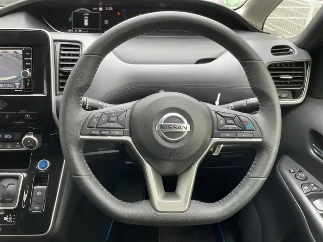 日産 セレナ e－パワー ハイウェイスター V 佐賀県 2020(令2)年 3.2万km ダイヤモンドブラック 7人乗り/プロパイロット/エマージェンシーブレーキ/インテリジェントクルーズコントロール/インテリジェントパーキングアシスト/車線逸脱警報/車線逸脱防止支援/側方支援/後側方支援/前後ソナー/純正SDナビ/・バックカメラ/・フルセグTV/BT/CD/DVD/12インチフリップダウンモニター/両側パワースライドドア/前席シートヒーター/純正16インチAW/LEDヘッドライト/オートライト/プッシュスタート/電動パーキングスイッチ/ETC/電動格納ミラー/ドアバイザー/ISOFIX/エアバックW/カーテン/スペアキー×１