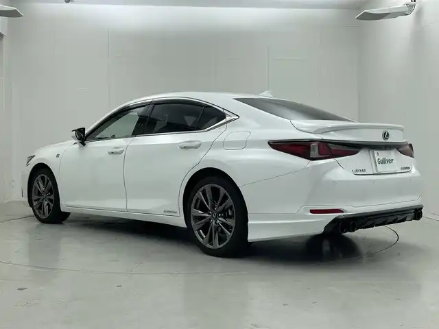 レクサス ＥＳ 300h Fスポーツ 茨城県 2020(令2)年 5.6万km ホワイトノーヴァガラスフレーク 純正12.3型ナビ/バックカメラ/フルセグ/サンルーフ/TRDマフラー/衝突被害軽減ブレーキ/車線逸脱抑制装置/レーダークルーズコントロール/オートマチックハイビーム/クリアランスソナー/BSM/ETC2.0/ドラレコ/シートヒーター/ベンチレーション/ステアリングヒーター/純正19インチAW/LEDヘッドライト/スマートキー