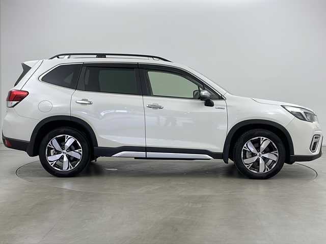 スバル フォレスター ハイブリッド アドバンス 道央・札幌 2020(令2)年 5万km クリスタルホワイトP ・4WD/・寒冷地仕様/・純正SDナビ&フルセグ&CD&DVD&BT/・アイサイトVer3/・プリクラッシュセーフティ/・前後誤発進抑制/・ブラインドスポットモニター/・レーンキープアシスト/・クルーズコントロール/・DIATONE SOUND/・デジタルインナーミラー/・ドライバーモニタリングシステム/・パワーバックドア/・バックカメラ/・フロントカメラ/・サイドカメラ/・シートヒーター/・パワーシート/・メモリーシート/・ハーフレザーシート/・ハンドルヒーター/・革巻きステアリング/・ステアリングスイッチ/・純正ドライブレコーダー/・ビルトインETC/・フロントワイパーデアイサー/・ミラーヒーター/・オートライト/・LEDヘッドライト/・LEDフォグ/・e-BOXER/・X MODE/・ルーフレール/・スペアキー/・スマートキー/・プッシュスタート/・アイドリングストップ/・横滑り防止