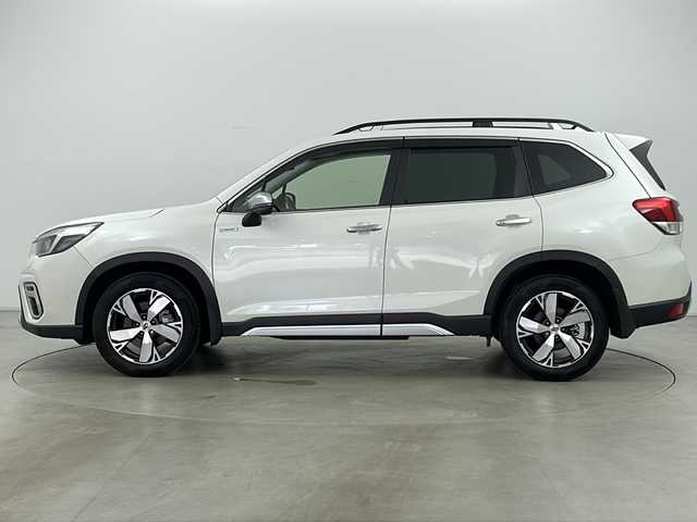 スバル フォレスター ハイブリッド アドバンス 道央・札幌 2020(令2)年 5万km クリスタルホワイトP ・4WD/・寒冷地仕様/・純正SDナビ&フルセグ&CD&DVD&BT/・アイサイトVer3/・プリクラッシュセーフティ/・前後誤発進抑制/・ブラインドスポットモニター/・レーンキープアシスト/・クルーズコントロール/・DIATONE SOUND/・デジタルインナーミラー/・ドライバーモニタリングシステム/・パワーバックドア/・バックカメラ/・フロントカメラ/・サイドカメラ/・シートヒーター/・パワーシート/・メモリーシート/・ハーフレザーシート/・ハンドルヒーター/・革巻きステアリング/・ステアリングスイッチ/・純正ドライブレコーダー/・ビルトインETC/・フロントワイパーデアイサー/・ミラーヒーター/・オートライト/・LEDヘッドライト/・LEDフォグ/・e-BOXER/・X MODE/・ルーフレール/・スペアキー/・スマートキー/・プッシュスタート/・アイドリングストップ/・横滑り防止