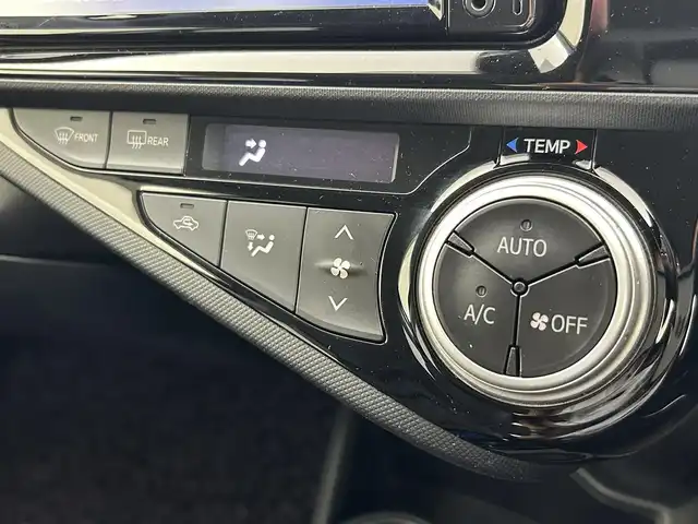 トヨタ アクア X－URBAN ソリッド 群馬県 2017(平29)年 5.2万km スーパーレッドⅤ 純正７インチナビ　バックカメラ　衝突軽減ブレーキ　車線逸脱警報　オートマチックハイビーム　オートライト　ハーフレザーシート　純正アルミ　ＥＴＣ　革巻きステアリング　ステアリングスイッチ　禁煙車