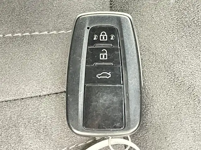 トヨタ クラウン ハイブリッド RS アドバンス 千葉県 2019(令1)年 3.4万km プレシャスブラックパール 禁煙車/トヨタセーフティセンス/・レーダークルーズコントロール/・ブラインドスポットモニター/・ヘッドアップディスプレイ/・プリクラッシュセーフティ/・プリクラッシュセーフティブレーキ/・クリアランスソナー/・パーキングアシスト/純正メモリナビ/・CD/DVD/USB/Bluetooth/フルセグTV/・バックカメラ/・ビルトインETC/皮巻きステアリング/・ステアリングスイッチ/・ステアリングヒーター/ハーフレザーシート/・D席メモリ付きパワーシート/MT付きAT/純正フロアマット/純正18インチAW/オートライト/・オートマチックハイビーム/・LEDヘッドライト/・LEDフォグランプ