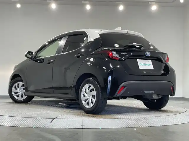 トヨタ ヤリス ハイブリッド G 愛知県 2020(令2)年 2.8万km ブラック/ホワイト 純正８インチディスプレイナビ/（Bluetooth/FM/AM/USB/スマートフォン連携/Miracast)/トヨタセーフティセンス　/　　-プリクラッシュセーフティ　/　　-レーントレーニングアシスト（LTA)/　　-オートマチックハイビーム　/　　-レーダークルーズコントロール　/　　-ロードサインアシスト/先行車発進お知らせ/ビルトインＥＴＣ　/バックカメラ　/ドライブレコーダー　/ＵＳＢ接続　/プッシュスタート/　　-スマートキー/ISOFIX/純正フロアマット