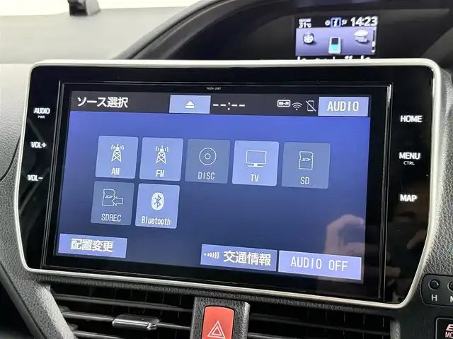 トヨタ エスクァイア ハイブリッド Gi プレミアムパッケージ ブラックテーラード 大阪府 2019(令1)年 4.1万km ホワイトパールクリスタルシャイン 純正大型ナビＴＶ　クルコン　シートヒーター　ハンドルヒーター　バックカメラ　衝突軽減　両側パワスラ　ＥＴＣ　ドラレコ　レーンアシスト　スマートキー　ＬＥＤヘッドライト　オートマチックハイビーム