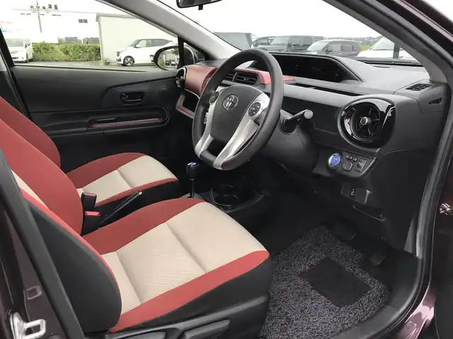 トヨタ アクア S 鳥取県 2015(平27)年 6.9万km ディープアメジストマイカメタリック 純正ナビ/ワンセグ/CD/BT/バックカメラ/横滑り防止装置/オートライト/純正フロアマット/ドアバイザー/プッシュエンジンスタート/スマートキー/スペアキー/保証書/取扱説明書/スタットレスセット積込/（タイヤ溝6部山）