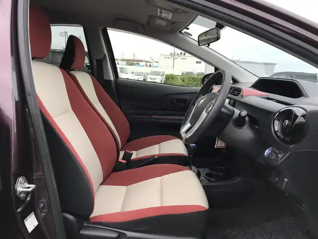 トヨタ アクア S 鳥取県 2015(平27)年 6.9万km ディープアメジストマイカメタリック 純正ナビ/ワンセグ/CD/BT/バックカメラ/横滑り防止装置/オートライト/純正フロアマット/ドアバイザー/プッシュエンジンスタート/スマートキー/スペアキー/保証書/取扱説明書/スタットレスセット積込/（タイヤ溝6部山）
