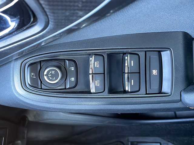 スバル ＸＶ ハイブリッド 2．0e－L アイサイト 青森県 2020(令2)年 6.8万km アイスシルバーメタリック ・4WD/・衝突軽減ブレーキ/・レーダークルーズコントロール/・レーンキープアシスト/・社外SDナビ/・Bluetooth/・バックカメラ/・ETC/・ステアリングスイッチ/・プッシュスタート/・スマートキー/・パドルシフト/・オートライト/・純正LEDヘッドライト/・純正フォグライト/・純正フロアマット/・社外17AW/・保証書あり