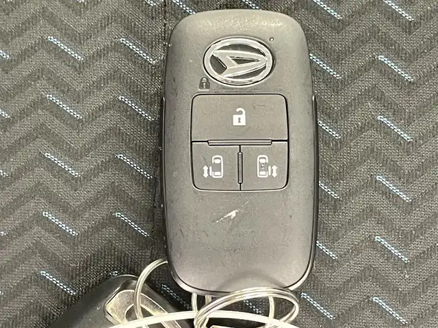 ダイハツ トール カスタムG 千葉県 2020(令2)年 2.6万km パールホワイトⅢ 禁煙車/スマートアシスト/衝突軽減ブレーキ/両側パワースライドドア/ナビ（CN-RE07WD）/CD DVD SD USB Bluetooth/フルセグTV/バックカメラ/レーダークルーズコントロール/コーナーセンサー/アイドリングストップ/横滑り防止機能/ステアリングリモコン/電動パーキングブレーキ/オートブレーキホールド/LEDオートライト/純正15インチアルミホイール/純正フロアマット/スマートキー/スペアキー