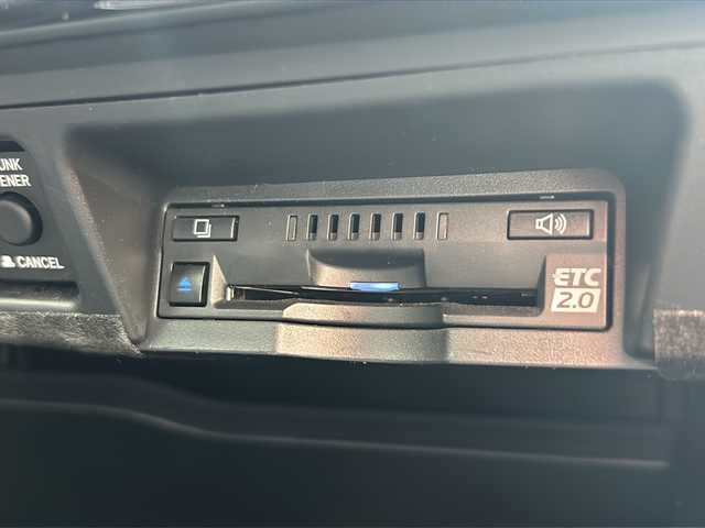 トヨタ クラウン ハイブリッド RS アドバンス 山形県 2018(平30)年 13.3万km シルバーM 禁煙車/トヨタセーフティセンス/クルーズコントロール/横滑り防止装置/レーンキープアシスト/全周囲カメラ/パーキングアシスト/前方ドライブレコーダー/室内ドライブレコーダー/前後コーナーセンサー/純正メモリナビ/（Bluetooth/フルセグ/AM/FM/USB)/nanoe/ステアリングスイッチ/ステアリングヒーター/パドルシフト/ハーフレザーシート/全席パワーシート/前席シートヒーター/純正ETC２．０/純正フロアマット/スマートキー/カードキー/オートLEDヘッドライト/オートマチックハイビーム/フォグランプ/電動格納ミラー/ドアバイザー/純正アルミホイール