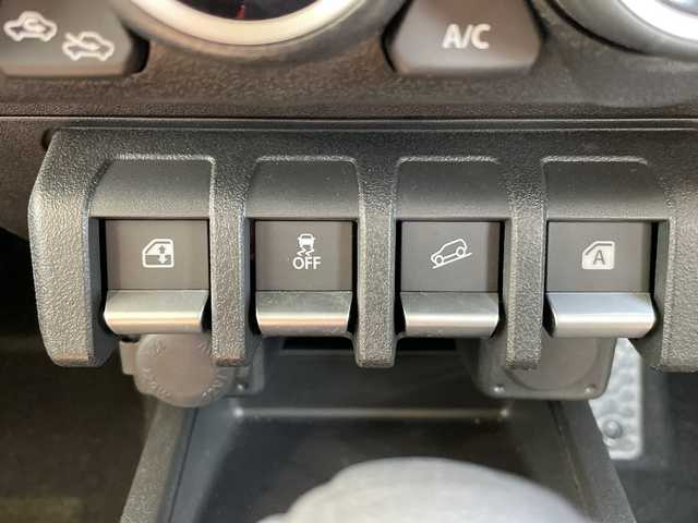 スズキ ジムニー ノマド FC 愛知県 2025(令7)年 0.1千km 黒 登録済未使用車/スズキセーフティサポート/レーダークルーズコントロール/シートヒーター/コーナーセンサー/純正アルミホイール/４ＷＤ/LEDヘッドライト/レーンキープアシスト/ダウンヒルアシストコントロール/オートマチックハイビーム/衝突軽減システム/ステアリングスイッチ/スマートキー/プッシュスタート