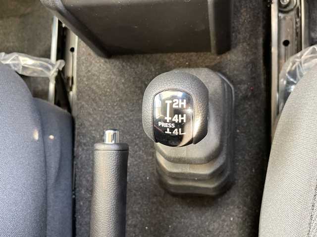 スズキ ジムニー ノマド FC 愛知県 2025(令7)年 0.1千km 黒 登録済未使用車/スズキセーフティサポート/レーダークルーズコントロール/シートヒーター/コーナーセンサー/純正アルミホイール/４ＷＤ/LEDヘッドライト/レーンキープアシスト/ダウンヒルアシストコントロール/オートマチックハイビーム/衝突軽減システム/ステアリングスイッチ/スマートキー/プッシュスタート