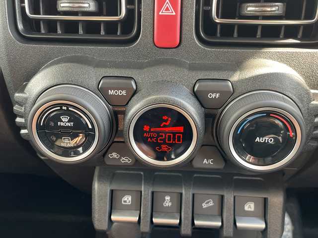 スズキ ジムニー ノマド FC 愛知県 2025(令7)年 0.1千km 黒 登録済未使用車/スズキセーフティサポート/レーダークルーズコントロール/シートヒーター/コーナーセンサー/純正アルミホイール/４ＷＤ/LEDヘッドライト/レーンキープアシスト/ダウンヒルアシストコントロール/オートマチックハイビーム/衝突軽減システム/ステアリングスイッチ/スマートキー/プッシュスタート