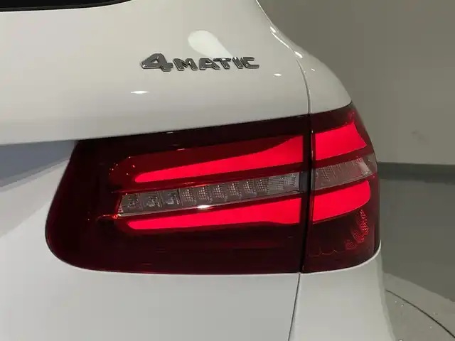 メルセデス・ベンツ ＧＬＣ２２０ d 4マチックスポーツ 愛知県 2018(平30)年 5万km ポーラホワイト 純正ナビ/全方位カメラ/ビルトインETC/ブラインドスポットモニター/パワーシート（シートメモリー）/シートヒーター/レーダークルーズコントロール/DRIVING PACKAGE (運転支援パッケージ)/AMGスタイリングパッケージ/ダイナミックLEDヘッドランプ/アダプティブハイビームアシスト・プラス/ヘッドアップディスプレイ/保証書/取説/スペアキー１本