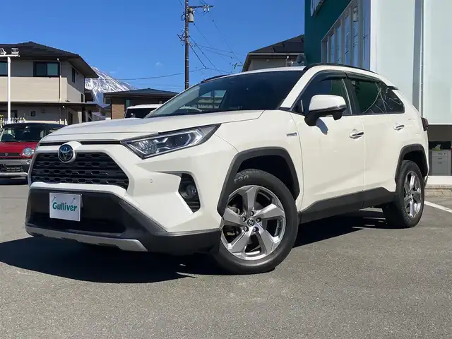 トヨタ ＲＡＶ４ ハイブリットG 静岡県 2020(令2)年 5万km ホワイトパールクリスタルシャイン エンジンスタートボタン/スマートキー/パワーステアリング/パワーウィンドウ/アイドリングストップ/Wオートエアコン/クルーズコントロール/ETC/バックカメラ/ナビ（CD.DVD.BT.フルセグ）/電動リアゲート/純正フロアマット/D席パワーシート/D席+N席シートヒーター・エアー/ルーフレール/純正アルミホイール/ABS/横滑り防止装置/盗難防止装置/オートライト/コーナーセンサー/W+サイドエアバック/衝突軽減システム/カーテンエアバック