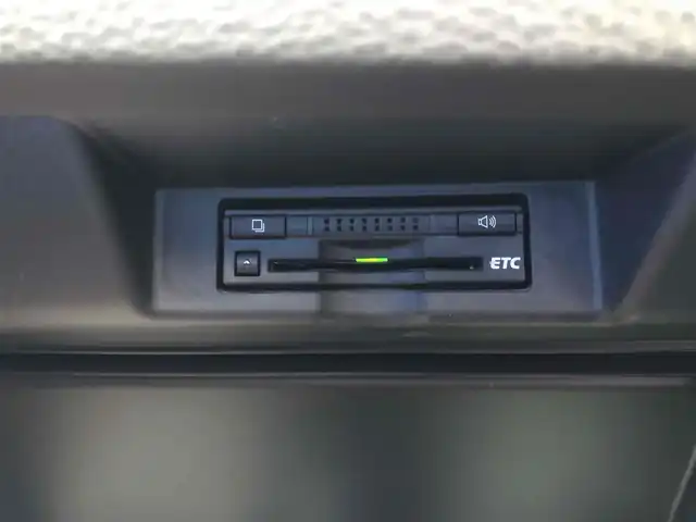 トヨタ ハリアー プレミアム 福岡県 2016(平28)年 5.3万km ホワイトパールクリスタルシャイン ワンオーナー/純正SDナビ/　フルセグTV/CD/DVD/Bluetooth/バックカメラ/パワーバックドア/ハーフレザーシート/運転席パワーシート/アイドリングストップ/ウィンカーミラー/クルーズコントロール/LDA（ステアリング制御付）/ドアバイザー/純正フロアマット/プッシュスタート/ETC/LEDヘッドライト/ステアリングスイッチ/純正18インチアルミホイール/取扱説明書/保証書