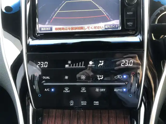トヨタ ハリアー プレミアム 福岡県 2016(平28)年 5.3万km ホワイトパールクリスタルシャイン ワンオーナー/純正SDナビ/　フルセグTV/CD/DVD/Bluetooth/バックカメラ/パワーバックドア/ハーフレザーシート/運転席パワーシート/アイドリングストップ/ウィンカーミラー/クルーズコントロール/LDA（ステアリング制御付）/ドアバイザー/純正フロアマット/プッシュスタート/ETC/LEDヘッドライト/ステアリングスイッチ/純正18インチアルミホイール/取扱説明書/保証書