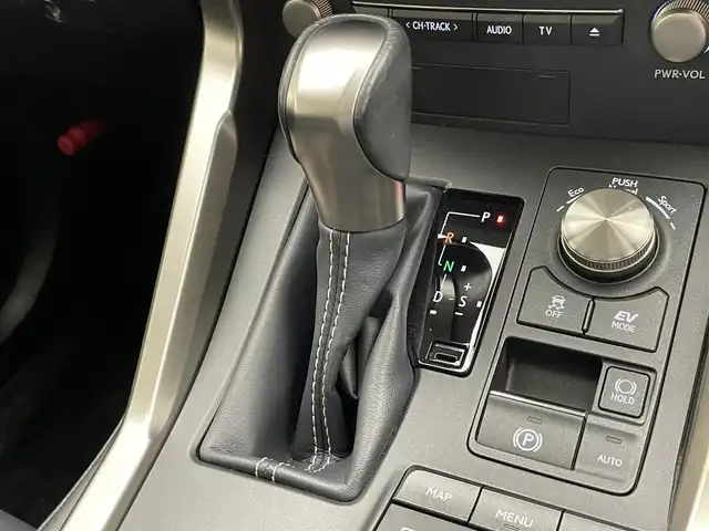 レクサス ＮＸ 300h Iパッケージ 愛知県 2019(令1)年 7.5万km ソニックチタニウム 後期型　純正ナビ　フルセグＴＶ　ムーンルーフ　全方位カメラ　黒革　シートヒーター　ハンドルヒーター　電動リアゲート　ＢＳＭ　純正ＯＰ１８インチＡＷ　レクサスセーフティシステム　衝突軽減装置　追従クルコン　パドルシフト　三眼ＬＥＤオートライト　　ETC2.0　禁煙車