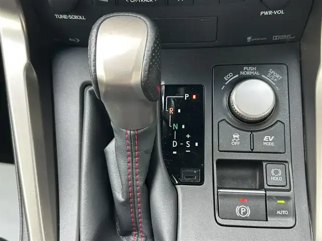 レクサス ＮＸ 300h Fスポーツ 福岡県 2017(平29)年 7.6万km グラファイトブラックガラスフレーク ・純正ナビ/（フルセグ/Bluetooth/CD/DVD/USB/AM/FM/AUX）/・バック/全方位カメラ/・ビルドインETC2.0/・クルーズコントロール（追従走行可）/・横滑り防止装置/・レーンキープアシスト/・衝突軽減システム/・BSM/・オートマチックハイビーム/・フォグランプ/・パドルシフト/・ステアリングスイッチ/・ヒートステアリング/・デュアルオートエアコン/・100V電源/・D/N席シートヒーター/・D/N席エアシート/・D席メモリーシート/・オート電格ミラー/・電動パーキングブレーキ/・オートホールド/・ECO/Normal/Sportモード/・カードキー/・ISOFIX