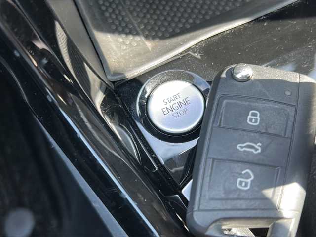フォルクスワーゲン Ｔ－クロス TSI 1stプラス 埼玉県 2020(令2)年 4.9万km エナジェティックオレンジメタリック 純正ナビ　/ETC2.0/CD/DVD/SD/USB/BT/FM/AM/TV/Apple carplay/android auto/MirrorLink/追従クルコン/Pアシスト　/ブラインドスポットモニター　/レーンアシスト/TRC/プリクラッシュ　/オートライト　/LEDヘッド/乗員保護装置/コーナーセンサー/スマートキー　/スペア1/保証書/取説