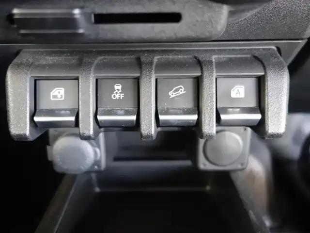 スズキ ジムニー XG 静岡県 2019(平31)年 5.6万km ブルーイッシュブラックパール3 禁煙車/スズキセーフティサポート/　・デュアルセンサーブレーキサポート/　・誤発進抑制機能/　・車線逸脱警報/　・ふらつき警報/　・先行車発進のお知らせ/　・標識認識機能/　・ハイビームアシスト/　・オートライト/ディーラーオプションKENWOOD SDナビ/　CD/DVD/BT/SD/USB/iPod／フルセグTV/ビルトインETC/純正前方ドライブレコーダー/純正キーレス/背面タイヤ/純正フロアマット／ドアバイザー/取扱説明書／保証書