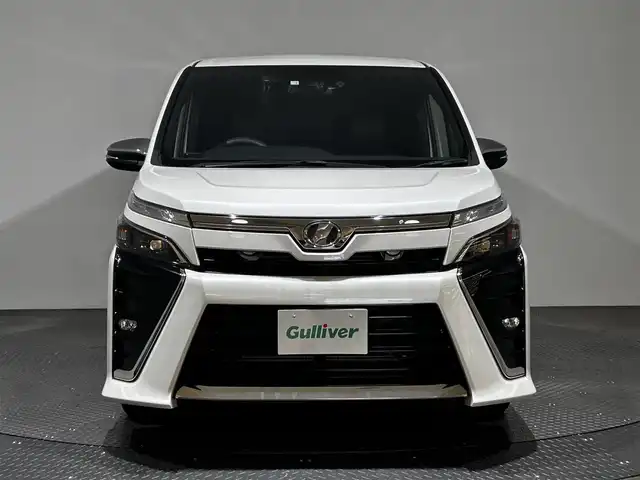トヨタ ヴォクシー ZS 煌Ⅱ 愛媛県 2020(令2)年 3.8万km ホワイトパールクリスタルシャイン 純正10型ナビ/(Bluetooth/フルセグ)/バックカメラ/両側電動スライドドア/クルーズコントロール/ドライブレコーダー/衝突被害軽減ブレーキ/レーンキープアシスト/革シートカバー/ステアリングスイッチ/オートマチックハイビーム/オートライト/フォグランプ/サイドサンシェード/ドアバイザー/スペアキー/保証書、取扱説明書