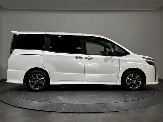 トヨタ ヴォクシー ZS 煌Ⅱ 愛媛県 2020(令2)年 3.8万km ホワイトパールクリスタルシャイン 純正10型ナビ/(Bluetooth/フルセグ)/バックカメラ/両側電動スライドドア/クルーズコントロール/ドライブレコーダー/衝突被害軽減ブレーキ/レーンキープアシスト/革シートカバー/ステアリングスイッチ/オートマチックハイビーム/オートライト/フォグランプ/サイドサンシェード/ドアバイザー/スペアキー/保証書、取扱説明書