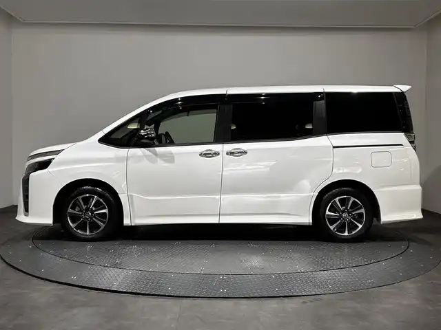トヨタ ヴォクシー ZS 煌Ⅱ 愛媛県 2020(令2)年 3.8万km ホワイトパールクリスタルシャイン 純正10型ナビ/(Bluetooth/フルセグ)/バックカメラ/両側電動スライドドア/クルーズコントロール/ドライブレコーダー/衝突被害軽減ブレーキ/レーンキープアシスト/革シートカバー/ステアリングスイッチ/オートマチックハイビーム/オートライト/フォグランプ/サイドサンシェード/ドアバイザー/スペアキー/保証書、取扱説明書