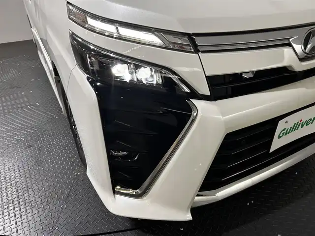 トヨタ ヴォクシー ZS 煌Ⅱ 愛媛県 2020(令2)年 3.8万km ホワイトパールクリスタルシャイン 純正10型ナビ/(Bluetooth/フルセグ)/バックカメラ/両側電動スライドドア/クルーズコントロール/ドライブレコーダー/衝突被害軽減ブレーキ/レーンキープアシスト/革シートカバー/ステアリングスイッチ/オートマチックハイビーム/オートライト/フォグランプ/サイドサンシェード/ドアバイザー/スペアキー/保証書、取扱説明書