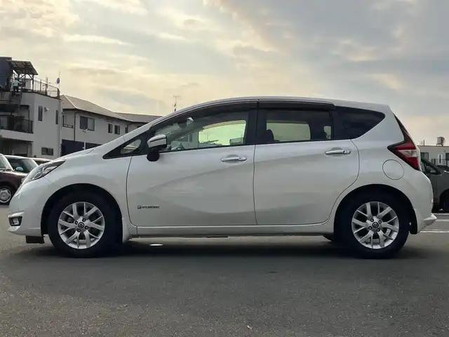日産 ノート e－パワー メダリスト 静岡県 2018(平30)年 3.6万km ブリリアントホワイトパール エンジンスタートボタン/パワーステアリング/パワーウィンドウ/アイドリングストップ/スマートキー/オートエアコン/クルーズコントロール/ETC/全方位カメラ/純正メモリナビ（CD/DVD/BT/ワンセグ）/ドライブレコーダー前後/純正フロアマット/ハーフレザー/純正アルミホイール/ABS/横滑り防止装置/コーナーセンサー前後/レーンキープアシスト/オートライト/LEDヘッドライト/Wエアバック/衝突軽減システム/デジタルインナーミラー