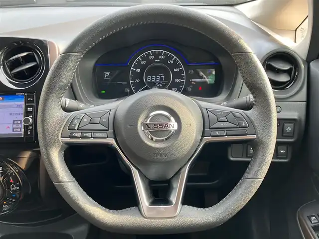 日産 ノート e－パワー メダリスト 静岡県 2018(平30)年 3.6万km ブリリアントホワイトパール エンジンスタートボタン/パワーステアリング/パワーウィンドウ/アイドリングストップ/スマートキー/オートエアコン/クルーズコントロール/ETC/全方位カメラ/純正メモリナビ（CD/DVD/BT/ワンセグ）/ドライブレコーダー前後/純正フロアマット/ハーフレザー/純正アルミホイール/ABS/横滑り防止装置/コーナーセンサー前後/レーンキープアシスト/オートライト/LEDヘッドライト/Wエアバック/衝突軽減システム/デジタルインナーミラー