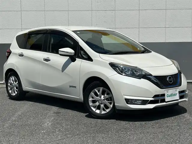 日産 ノート e－パワー メダリスト 東京都 2017(平29)年 1.6万km ブリリアントホワイトパール ワンオーナー/純正メモリーナビ/　フルセグTV/DVD/CD/Bluetooth/バックカメラ/エマージェンシーブレーキ/車線逸脱警報/ハーフレザーシート/前後ミラー型ドライブレコーダー/ETC/LEDヘッドライト/フォグランプ/オートライト/純正15インチアルミホイール/ステアリングスイッチ/革巻きステアリングスイッチ/ブラウン加飾付ピアノ調シフトパネル/ブラウン加飾付ピアノ調センタークラスター/アームレスト/プッシュスタート/スマートキー×2/電動格納ミラー/ウインカーミラー/横すべり防止/純正フロアマット/ドアバイザー