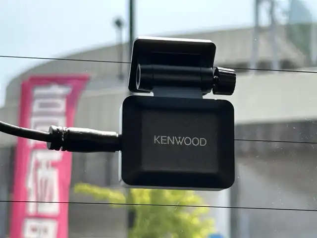 日産 ノート e－パワー メダリスト 東京都 2017(平29)年 1.6万km ブリリアントホワイトパール ワンオーナー/純正メモリーナビ/　フルセグTV/DVD/CD/Bluetooth/バックカメラ/エマージェンシーブレーキ/車線逸脱警報/ハーフレザーシート/前後ミラー型ドライブレコーダー/ETC/LEDヘッドライト/フォグランプ/オートライト/純正15インチアルミホイール/ステアリングスイッチ/革巻きステアリングスイッチ/ブラウン加飾付ピアノ調シフトパネル/ブラウン加飾付ピアノ調センタークラスター/アームレスト/プッシュスタート/スマートキー×2/電動格納ミラー/ウインカーミラー/横すべり防止/純正フロアマット/ドアバイザー