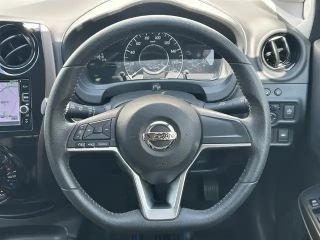 日産 ノート e－パワー メダリスト 東京都 2017(平29)年 1.6万km ブリリアントホワイトパール ワンオーナー/純正メモリーナビ/　フルセグTV/DVD/CD/Bluetooth/バックカメラ/エマージェンシーブレーキ/車線逸脱警報/ハーフレザーシート/前後ミラー型ドライブレコーダー/ETC/LEDヘッドライト/フォグランプ/オートライト/純正15インチアルミホイール/ステアリングスイッチ/革巻きステアリングスイッチ/ブラウン加飾付ピアノ調シフトパネル/ブラウン加飾付ピアノ調センタークラスター/アームレスト/プッシュスタート/スマートキー×2/電動格納ミラー/ウインカーミラー/横すべり防止/純正フロアマット/ドアバイザー