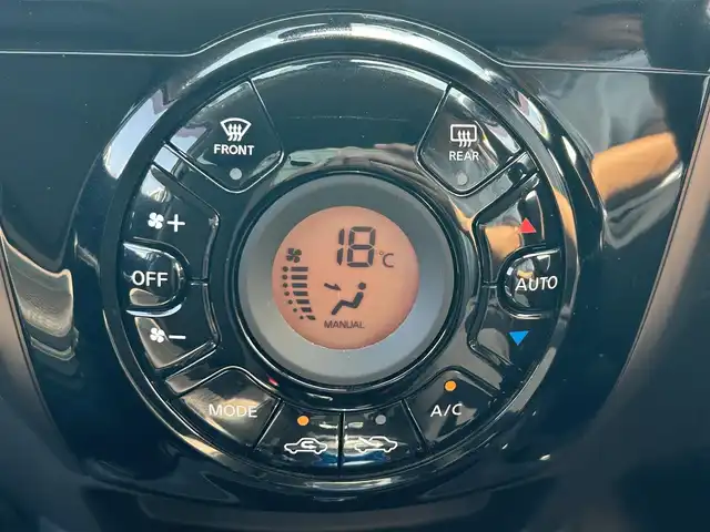 日産 ノート e－パワー メダリスト 東京都 2017(平29)年 1.6万km ブリリアントホワイトパール ワンオーナー/純正メモリーナビ/　フルセグTV/DVD/CD/Bluetooth/バックカメラ/エマージェンシーブレーキ/車線逸脱警報/ハーフレザーシート/前後ミラー型ドライブレコーダー/ETC/LEDヘッドライト/フォグランプ/オートライト/純正15インチアルミホイール/ステアリングスイッチ/革巻きステアリングスイッチ/ブラウン加飾付ピアノ調シフトパネル/ブラウン加飾付ピアノ調センタークラスター/アームレスト/プッシュスタート/スマートキー×2/電動格納ミラー/ウインカーミラー/横すべり防止/純正フロアマット/ドアバイザー