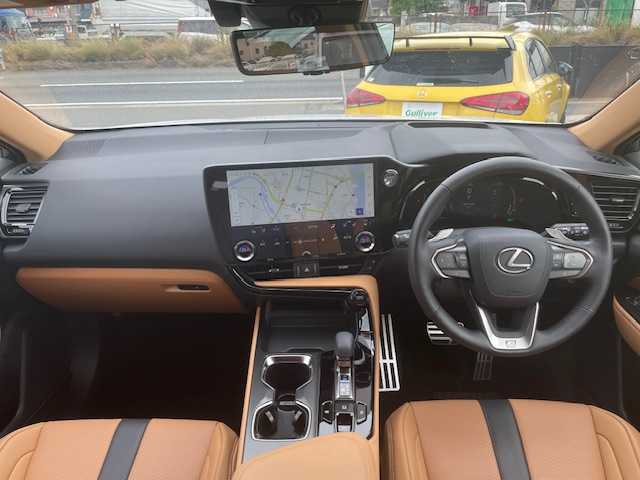レクサス ＮＸ 350h Fスポーツ 三重県 2024(令6)年 0.7万km ホワイトノーヴァガラスフレーク メーカーオプション/・パノラマルーフ/・ルーフレール/・後席電動格納機能/・後席シートヒーター/・デジタルインナーミラー/セーフティシステムプラス/・プリクラッシュセーフティ/・レーンディパーチャーアラート/・レーントレーシングアシスト/・レーダークルーズコントロール/・ロードサインアシスト/・発進遅れ告知機能/・ドライバー異常時対応システム/・プロアクティブドライビングアシスト/・オートマチックハイビーム/・緊急時操舵支援/・フロントクロストラフィックアラート/・レーンチェンジアシスト/・アダプティブハイビームシステム/BSM/リモート機能付アドバンスドパーク/パーキングサポートブレーキ/1オーナー/TRDエアロ/TRDエアロダイナミクスミラーカバー/オレンジブレーキキャリパー/235/50R20インチ純正AW/3眼LEDヘッドランプ/純正14型DAプラス/【ナビ/フルセグ/BT/USB/Miracast】/パノラミックビューモニター/ビルトインETC/HUD/パワーバックドア/レザーシート/D/N席シートベンチレーション/全席シートヒーター/ステアリングヒーター/スマートキー/カードキー