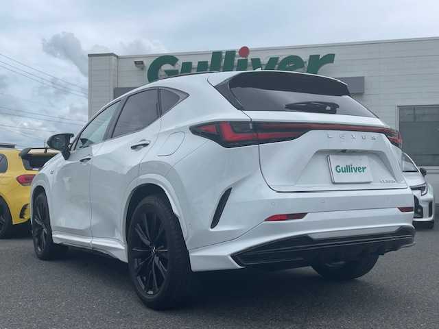 レクサス ＮＸ 350h Fスポーツ 三重県 2024(令6)年 0.7万km ホワイトノーヴァガラスフレーク メーカーオプション/・パノラマルーフ/・ルーフレール/・後席電動格納機能/・後席シートヒーター/・デジタルインナーミラー/セーフティシステムプラス/・プリクラッシュセーフティ/・レーンディパーチャーアラート/・レーントレーシングアシスト/・レーダークルーズコントロール/・ロードサインアシスト/・発進遅れ告知機能/・ドライバー異常時対応システム/・プロアクティブドライビングアシスト/・オートマチックハイビーム/・緊急時操舵支援/・フロントクロストラフィックアラート/・レーンチェンジアシスト/・アダプティブハイビームシステム/BSM/リモート機能付アドバンスドパーク/パーキングサポートブレーキ/1オーナー/TRDエアロ/TRDエアロダイナミクスミラーカバー/オレンジブレーキキャリパー/235/50R20インチ純正AW/3眼LEDヘッドランプ/純正14型DAプラス/【ナビ/フルセグ/BT/USB/Miracast】/パノラミックビューモニター/ビルトインETC/HUD/パワーバックドア/レザーシート/D/N席シートベンチレーション/全席シートヒーター/ステアリングヒーター/スマートキー/カードキー