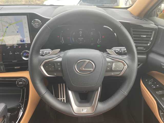 レクサス ＮＸ 350h Fスポーツ 三重県 2024(令6)年 0.7万km ホワイトノーヴァガラスフレーク メーカーオプション/・パノラマルーフ/・ルーフレール/・後席電動格納機能/・後席シートヒーター/・デジタルインナーミラー/セーフティシステムプラス/・プリクラッシュセーフティ/・レーンディパーチャーアラート/・レーントレーシングアシスト/・レーダークルーズコントロール/・ロードサインアシスト/・発進遅れ告知機能/・ドライバー異常時対応システム/・プロアクティブドライビングアシスト/・オートマチックハイビーム/・緊急時操舵支援/・フロントクロストラフィックアラート/・レーンチェンジアシスト/・アダプティブハイビームシステム/BSM/リモート機能付アドバンスドパーク/パーキングサポートブレーキ/1オーナー/TRDエアロ/TRDエアロダイナミクスミラーカバー/オレンジブレーキキャリパー/235/50R20インチ純正AW/3眼LEDヘッドランプ/純正14型DAプラス/【ナビ/フルセグ/BT/USB/Miracast】/パノラミックビューモニター/ビルトインETC/HUD/パワーバックドア/レザーシート/D/N席シートベンチレーション/全席シートヒーター/ステアリングヒーター/スマートキー/カードキー