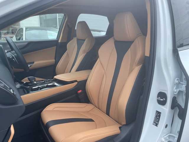レクサス ＮＸ 350h Fスポーツ 三重県 2024(令6)年 0.7万km ホワイトノーヴァガラスフレーク メーカーオプション/・パノラマルーフ/・ルーフレール/・後席電動格納機能/・後席シートヒーター/・デジタルインナーミラー/セーフティシステムプラス/・プリクラッシュセーフティ/・レーンディパーチャーアラート/・レーントレーシングアシスト/・レーダークルーズコントロール/・ロードサインアシスト/・発進遅れ告知機能/・ドライバー異常時対応システム/・プロアクティブドライビングアシスト/・オートマチックハイビーム/・緊急時操舵支援/・フロントクロストラフィックアラート/・レーンチェンジアシスト/・アダプティブハイビームシステム/BSM/リモート機能付アドバンスドパーク/パーキングサポートブレーキ/1オーナー/TRDエアロ/TRDエアロダイナミクスミラーカバー/オレンジブレーキキャリパー/235/50R20インチ純正AW/3眼LEDヘッドランプ/純正14型DAプラス/【ナビ/フルセグ/BT/USB/Miracast】/パノラミックビューモニター/ビルトインETC/HUD/パワーバックドア/レザーシート/D/N席シートベンチレーション/全席シートヒーター/ステアリングヒーター/スマートキー/カードキー