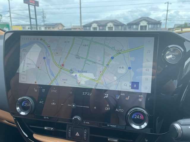 レクサス ＮＸ 350h Fスポーツ 三重県 2024(令6)年 0.7万km ホワイトノーヴァガラスフレーク メーカーオプション/・パノラマルーフ/・ルーフレール/・後席電動格納機能/・後席シートヒーター/・デジタルインナーミラー/セーフティシステムプラス/・プリクラッシュセーフティ/・レーンディパーチャーアラート/・レーントレーシングアシスト/・レーダークルーズコントロール/・ロードサインアシスト/・発進遅れ告知機能/・ドライバー異常時対応システム/・プロアクティブドライビングアシスト/・オートマチックハイビーム/・緊急時操舵支援/・フロントクロストラフィックアラート/・レーンチェンジアシスト/・アダプティブハイビームシステム/BSM/リモート機能付アドバンスドパーク/パーキングサポートブレーキ/1オーナー/TRDエアロ/TRDエアロダイナミクスミラーカバー/オレンジブレーキキャリパー/235/50R20インチ純正AW/3眼LEDヘッドランプ/純正14型DAプラス/【ナビ/フルセグ/BT/USB/Miracast】/パノラミックビューモニター/ビルトインETC/HUD/パワーバックドア/レザーシート/D/N席シートベンチレーション/全席シートヒーター/ステアリングヒーター/スマートキー/カードキー
