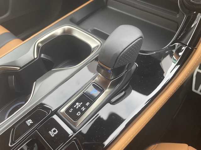 レクサス ＮＸ 350h Fスポーツ 三重県 2024(令6)年 0.7万km ホワイトノーヴァガラスフレーク メーカーオプション/・パノラマルーフ/・ルーフレール/・後席電動格納機能/・後席シートヒーター/・デジタルインナーミラー/セーフティシステムプラス/・プリクラッシュセーフティ/・レーンディパーチャーアラート/・レーントレーシングアシスト/・レーダークルーズコントロール/・ロードサインアシスト/・発進遅れ告知機能/・ドライバー異常時対応システム/・プロアクティブドライビングアシスト/・オートマチックハイビーム/・緊急時操舵支援/・フロントクロストラフィックアラート/・レーンチェンジアシスト/・アダプティブハイビームシステム/BSM/リモート機能付アドバンスドパーク/パーキングサポートブレーキ/1オーナー/TRDエアロ/TRDエアロダイナミクスミラーカバー/オレンジブレーキキャリパー/235/50R20インチ純正AW/3眼LEDヘッドランプ/純正14型DAプラス/【ナビ/フルセグ/BT/USB/Miracast】/パノラミックビューモニター/ビルトインETC/HUD/パワーバックドア/レザーシート/D/N席シートベンチレーション/全席シートヒーター/ステアリングヒーター/スマートキー/カードキー